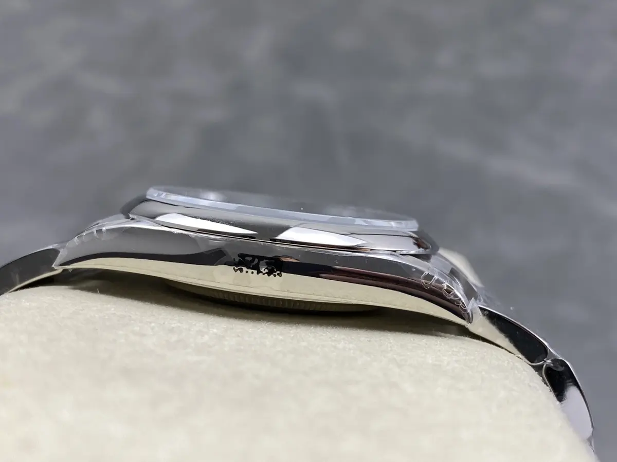 Rolex Oyster Perpetual 124300 Türkisblau, seitliche Gehäuseansicht