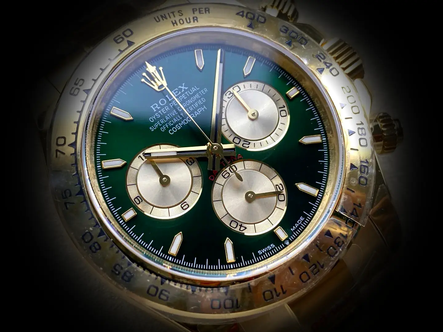 Rolex Daytona 126508 Schweizer Klon Zifferblatt in grün und golden — Gehäusebodendetail
