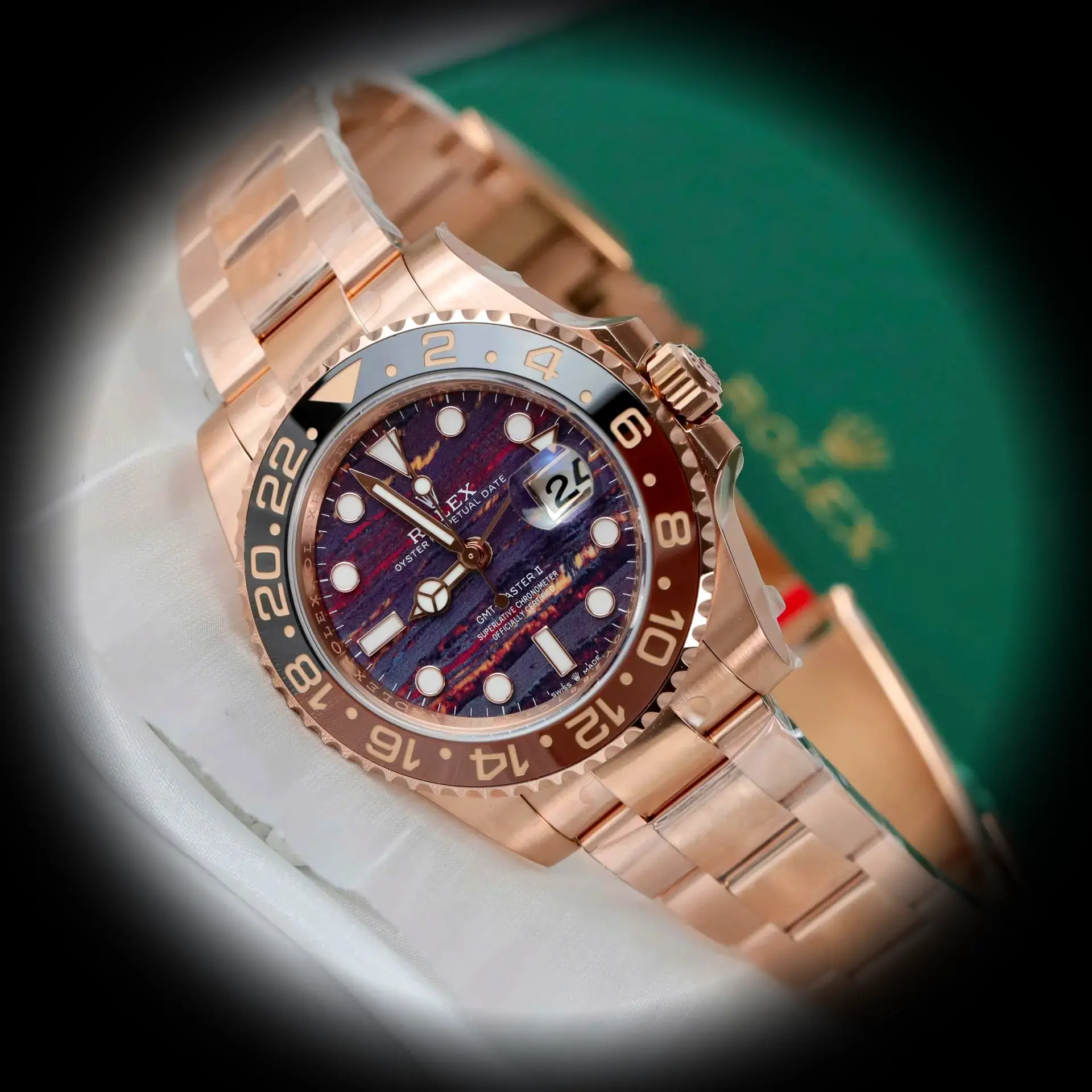 Rolex GMT-Master 126715CHNR Schweizer Klon 40mm — Zifferblatt-Nahaufnahme