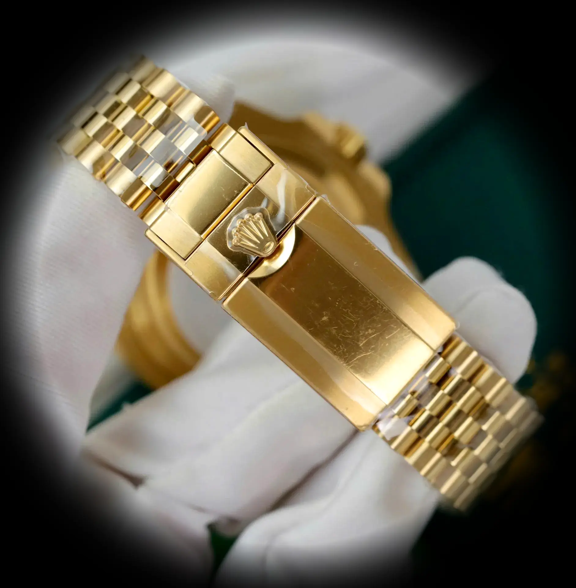 GMT-Master 126718GRNR Schweizer Replica — Leuchtmasse-Aufnahme