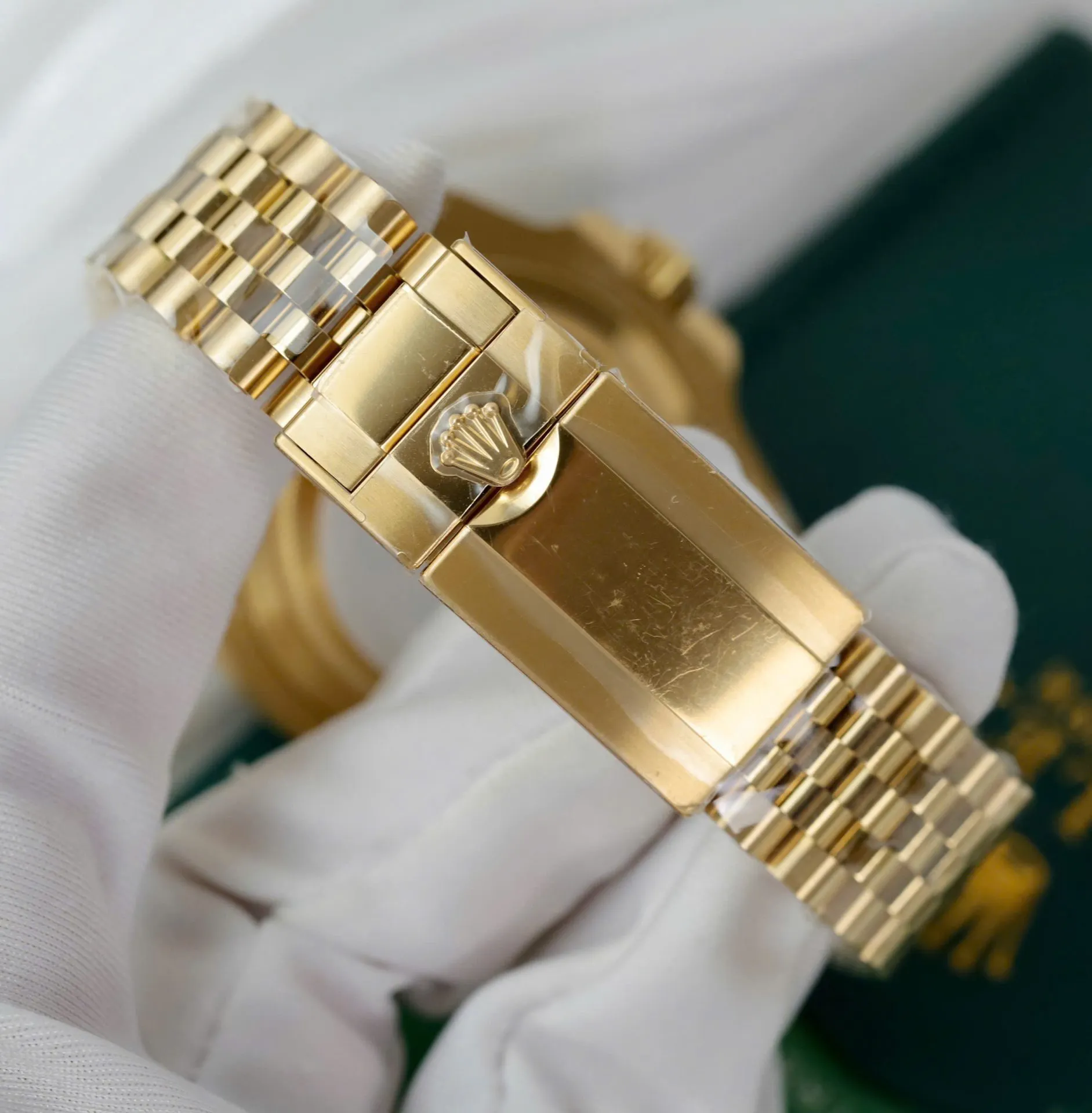 GMT-Master 126718GRNR Super Clone Replica — Leuchtmasse-Aufnahme