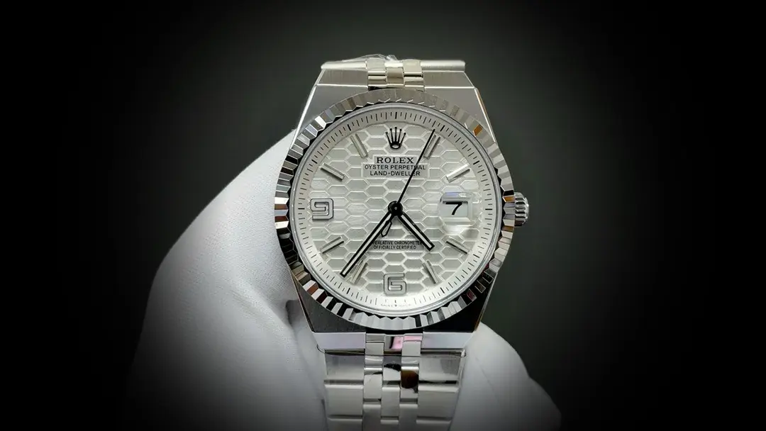 Land-Dweller 127334 Schweizer Replica 40mm — Zifferblatt-Nahaufnahme