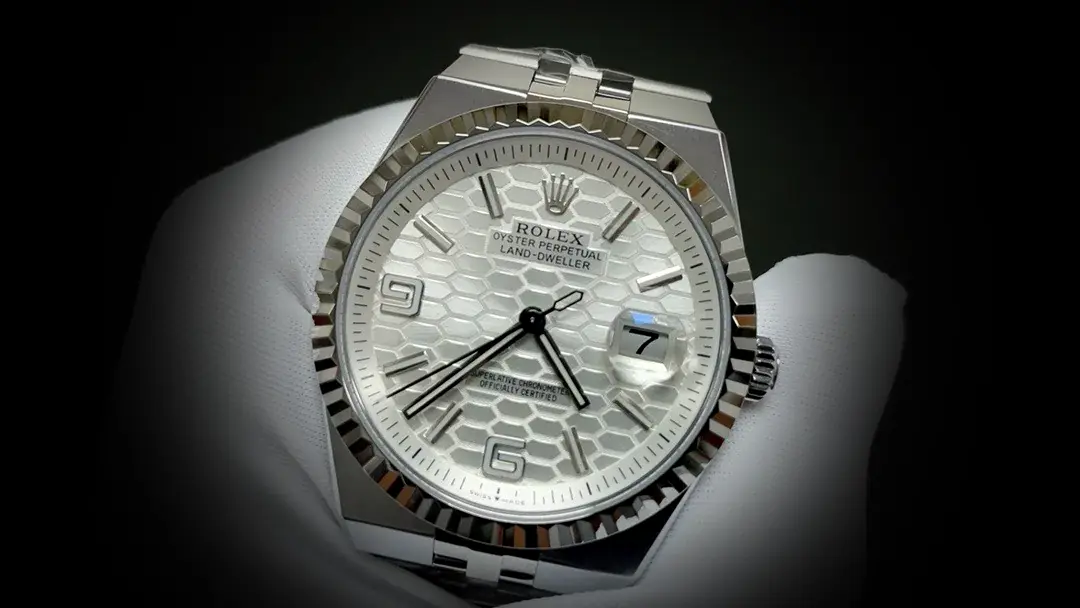 Land-Dweller 127334 Superclone Zifferblatt in intensivweiß — Gehäusebodendetail