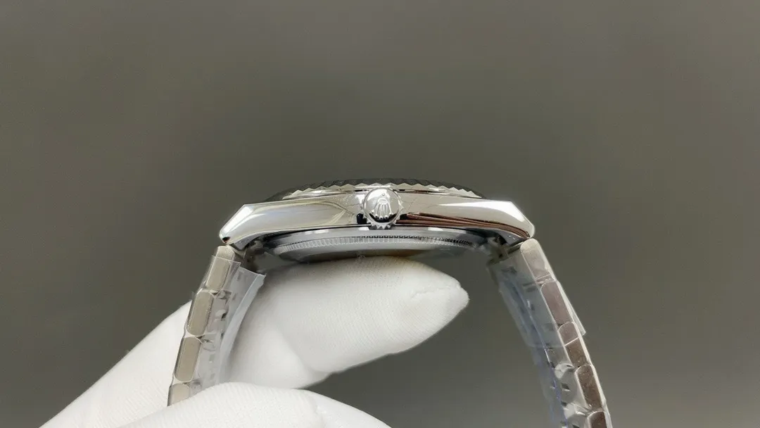 Rolex Land-Dweller 127334 1:1 Replica 40mm — Handgelenksaufnahme