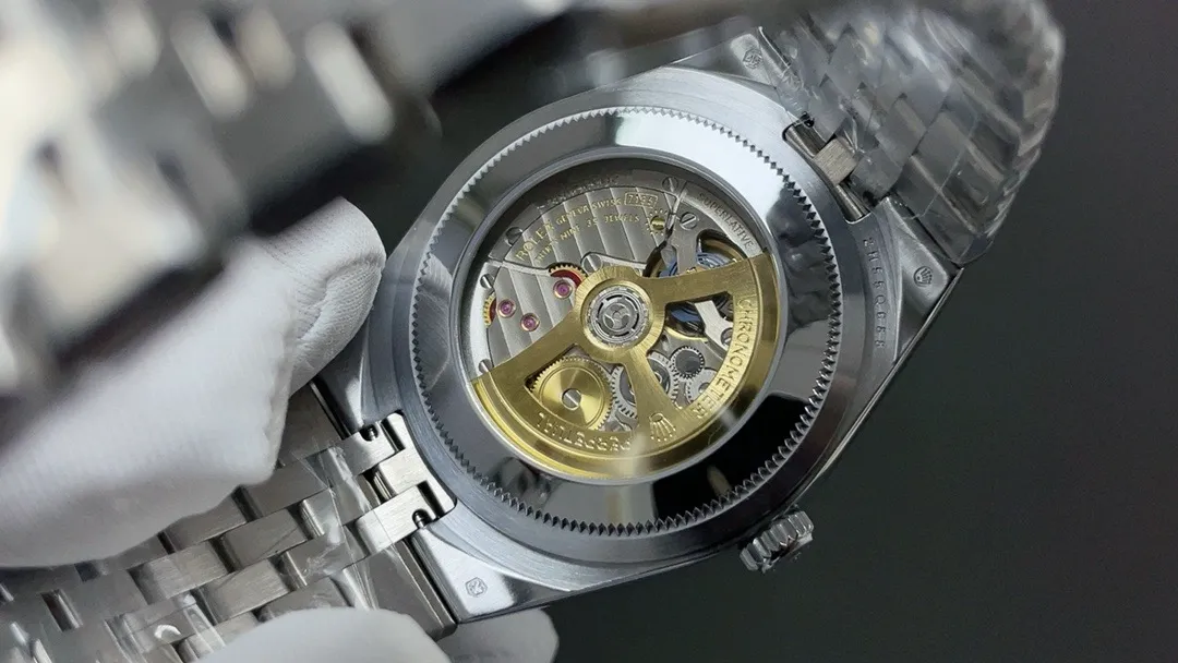 Rolex Land-Dweller 127334 Super Clone Replica Zifferblatt in intensivweiß — Lünette-Makro