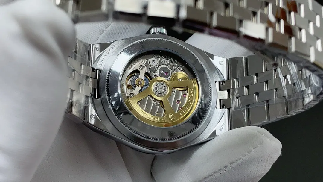 Land-Dweller 127334 Replica 40mm — Krone und Gehäuse Detail