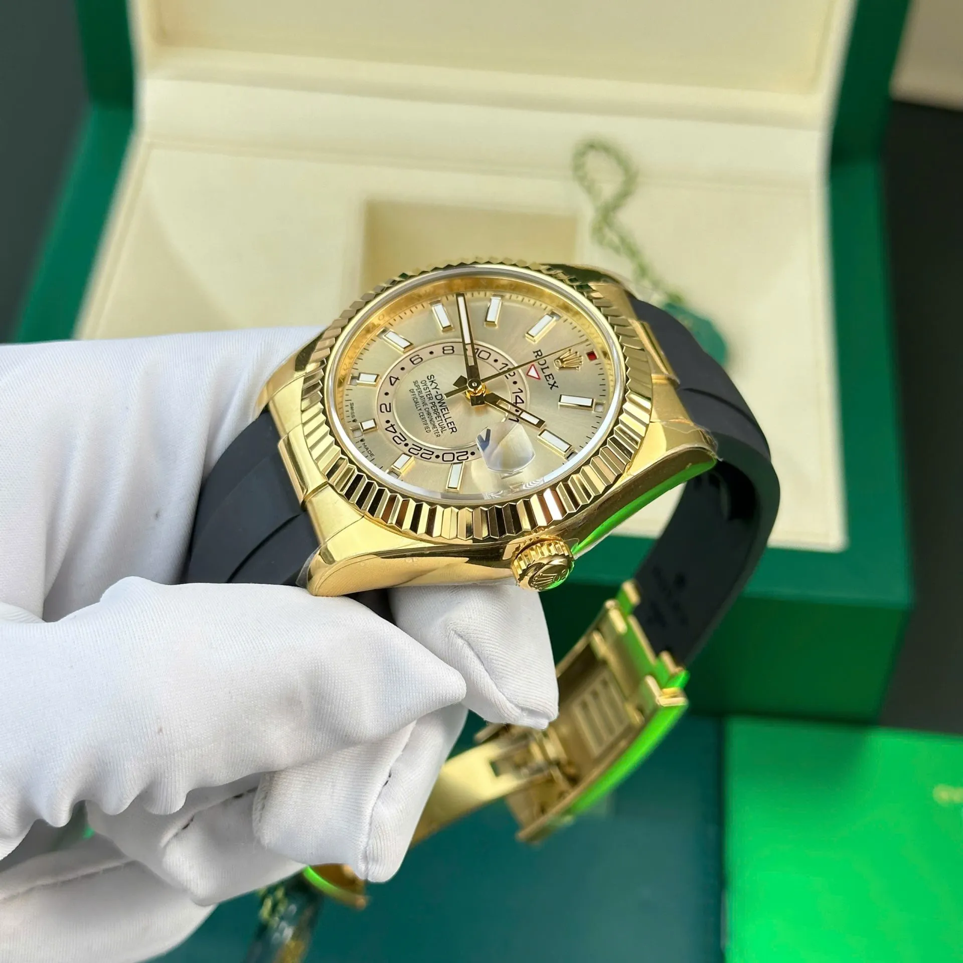 Rolex Sky-Dweller 336238 Super Clone Replica 42mm — Handgelenksaufnahme