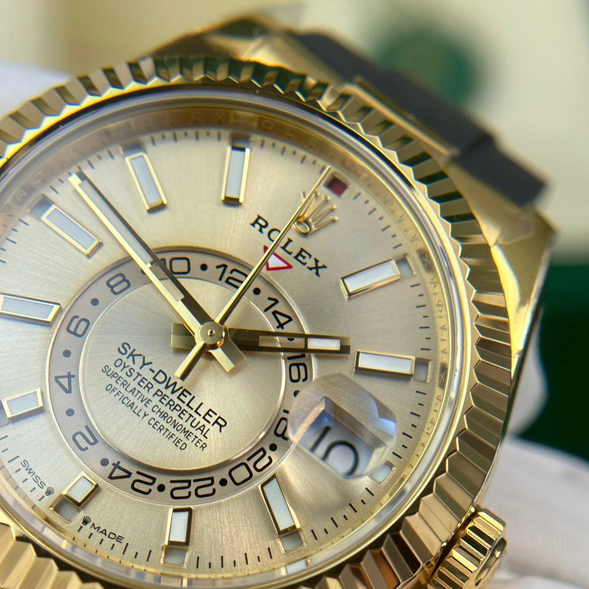 Rolex Sky-Dweller 336238 Klon Zifferblatt in champagner — Lünette-Makro