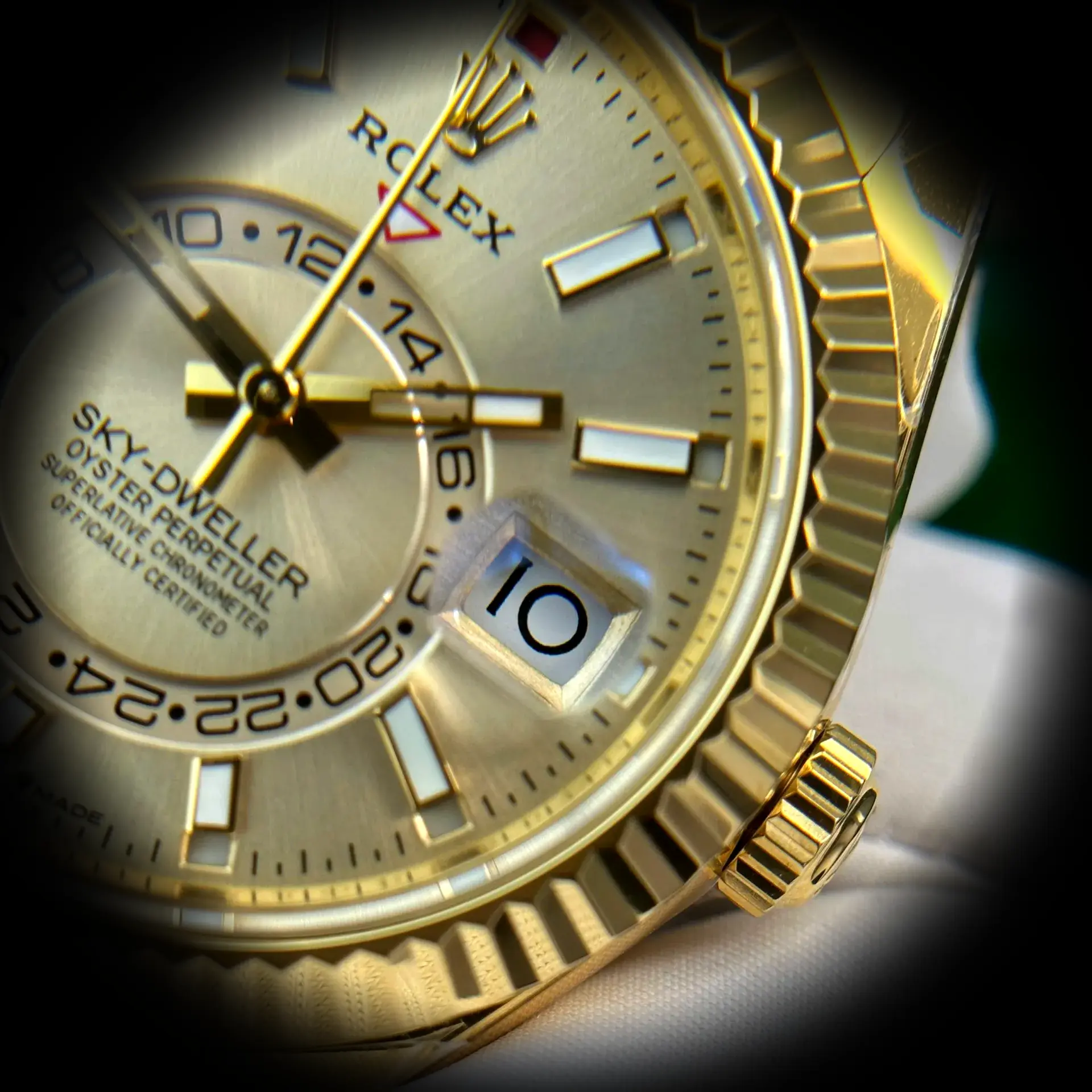 Sky-Dweller 336238 Schweizer Klon 42mm — Krone und Gehäuse Detail