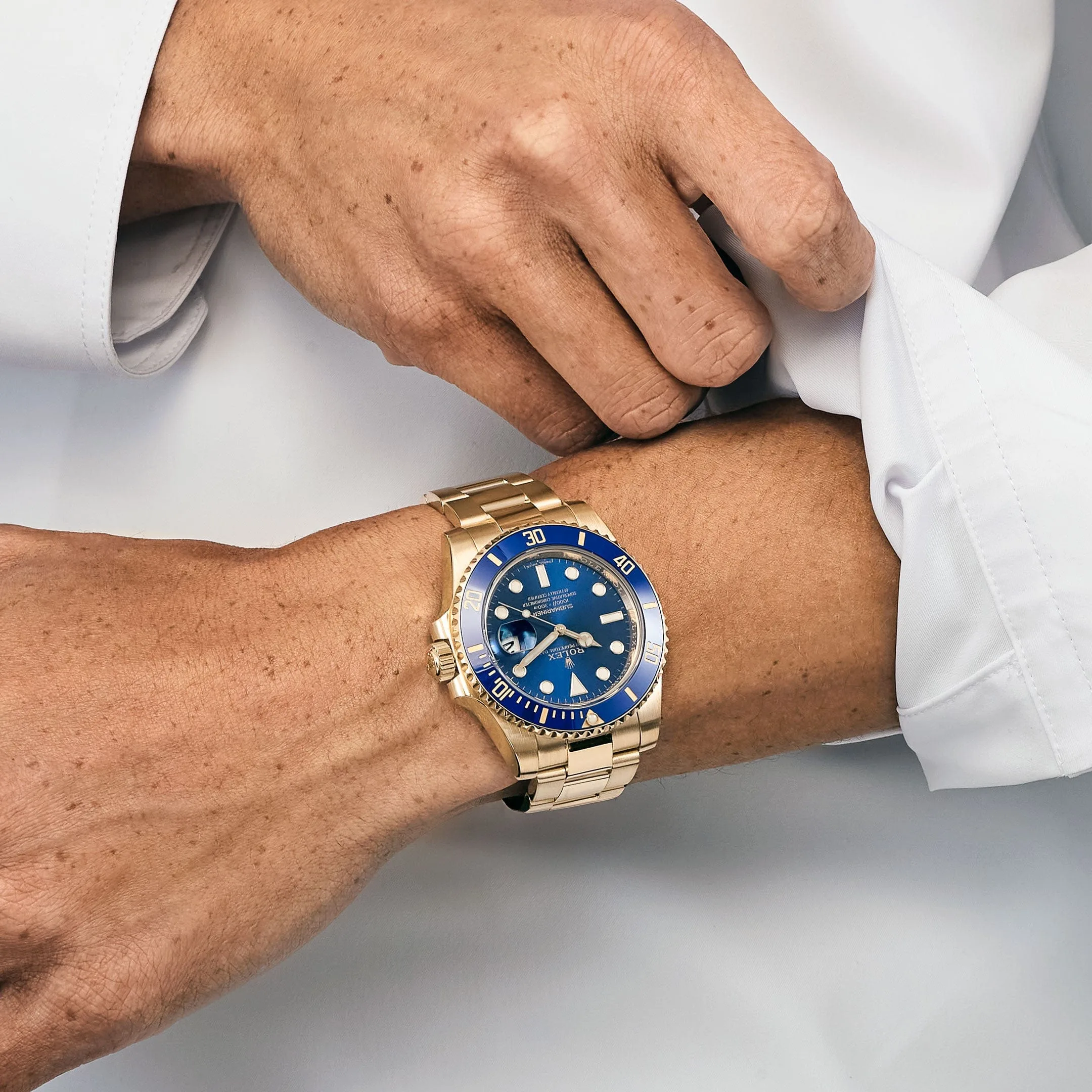 Rolex Submariner 116618LB Gelbgold Replica, Aufnahme an der Manschette