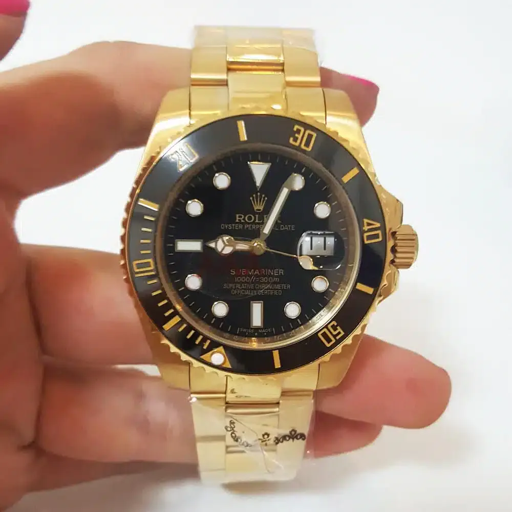 Rolex Submariner 116618LN Gelbgold Replica, in der Hand gehalten