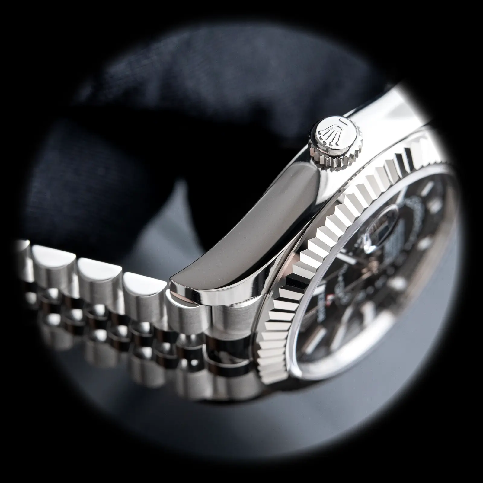 Rolex Sky-Dweller 336934 Schweizer Klon 42mm — Krone und Gehäuse Detail
