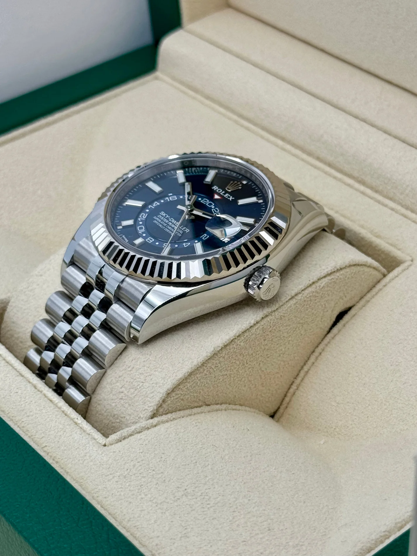 Rolex Sky-Dweller 336934 Nachbau 42mm — Handgelenksaufnahme