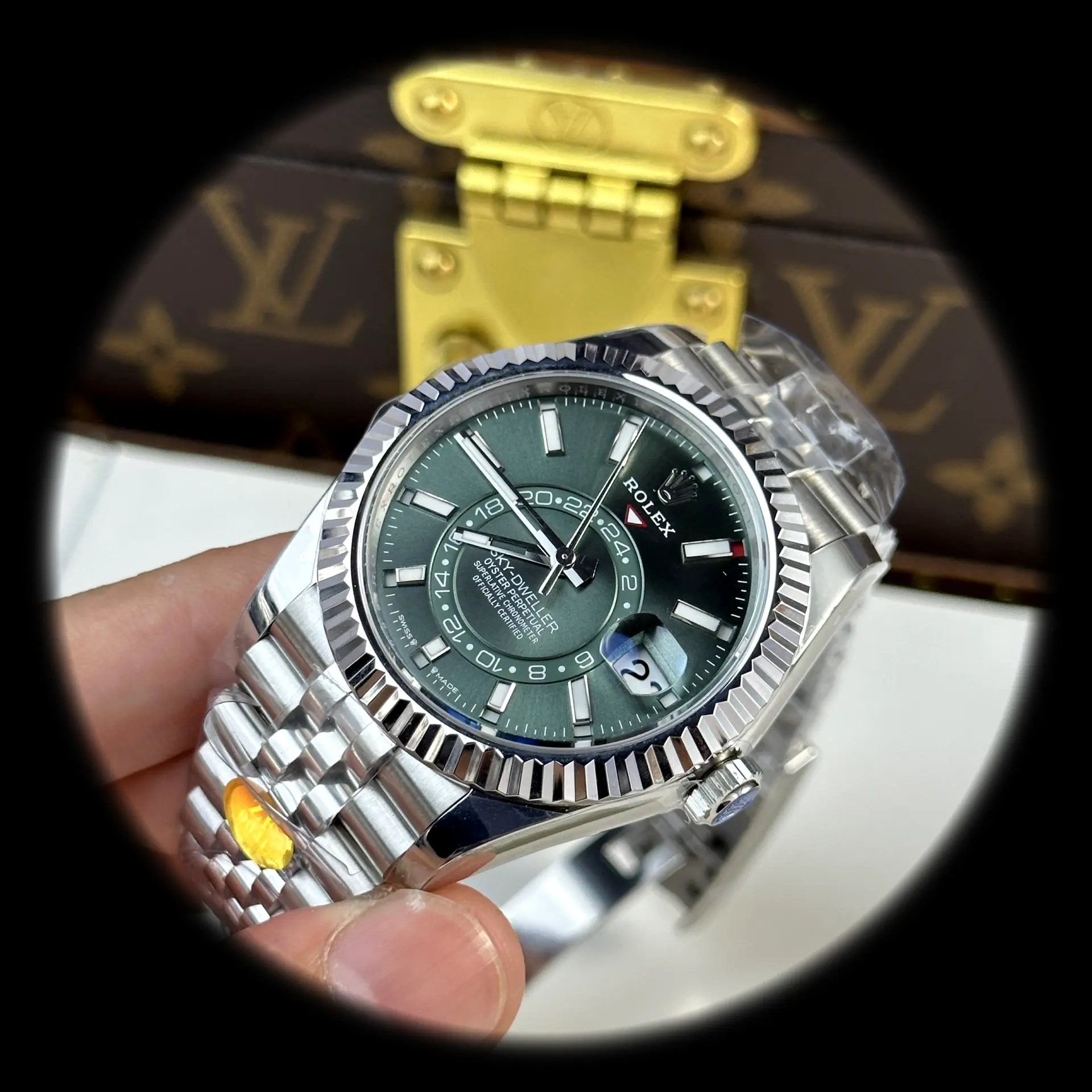 Rolex Sky-Dweller 336934 Schweizer Replica Zifferblatt in mintgrün — Gehäusebodendetail