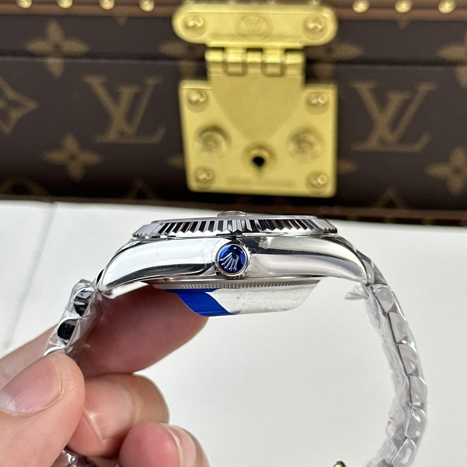 Rolex Sky-Dweller 336934 Nachbau 42mm — Krone und Gehäuse Detail