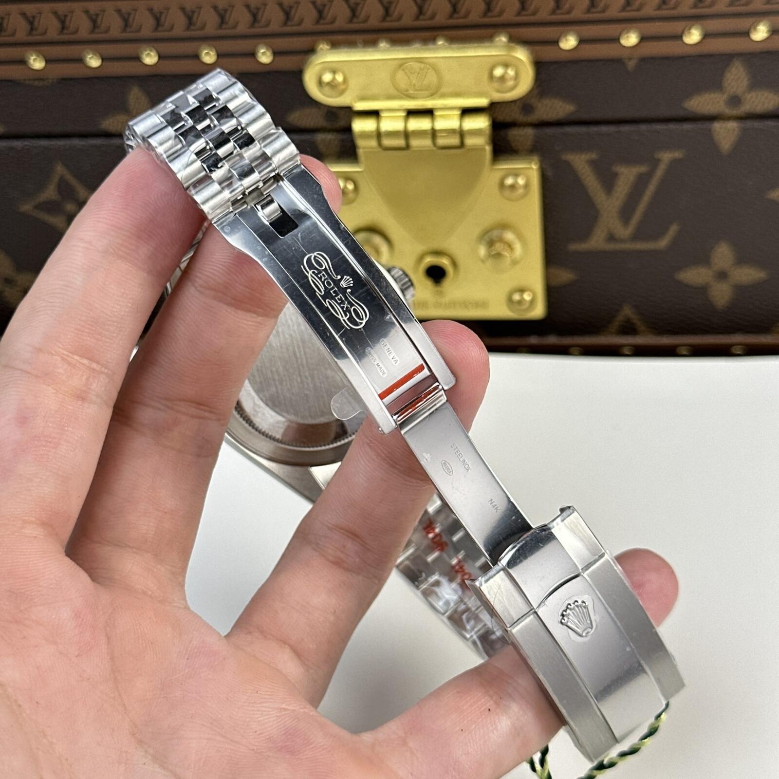 Sky-Dweller 336934 Super Clone Replica — Leuchtmasse-Aufnahme