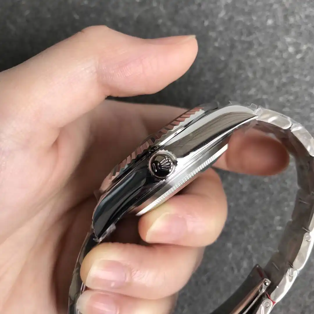 Rolex Sky-Dweller 326238 Nachbau 42mm — Handgelenksaufnahme