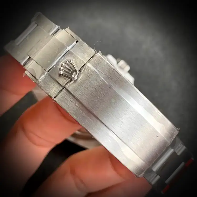 Rolex Submariner 116610LN Schweizer Klon 40mm — Krone und Gehäuse Detail