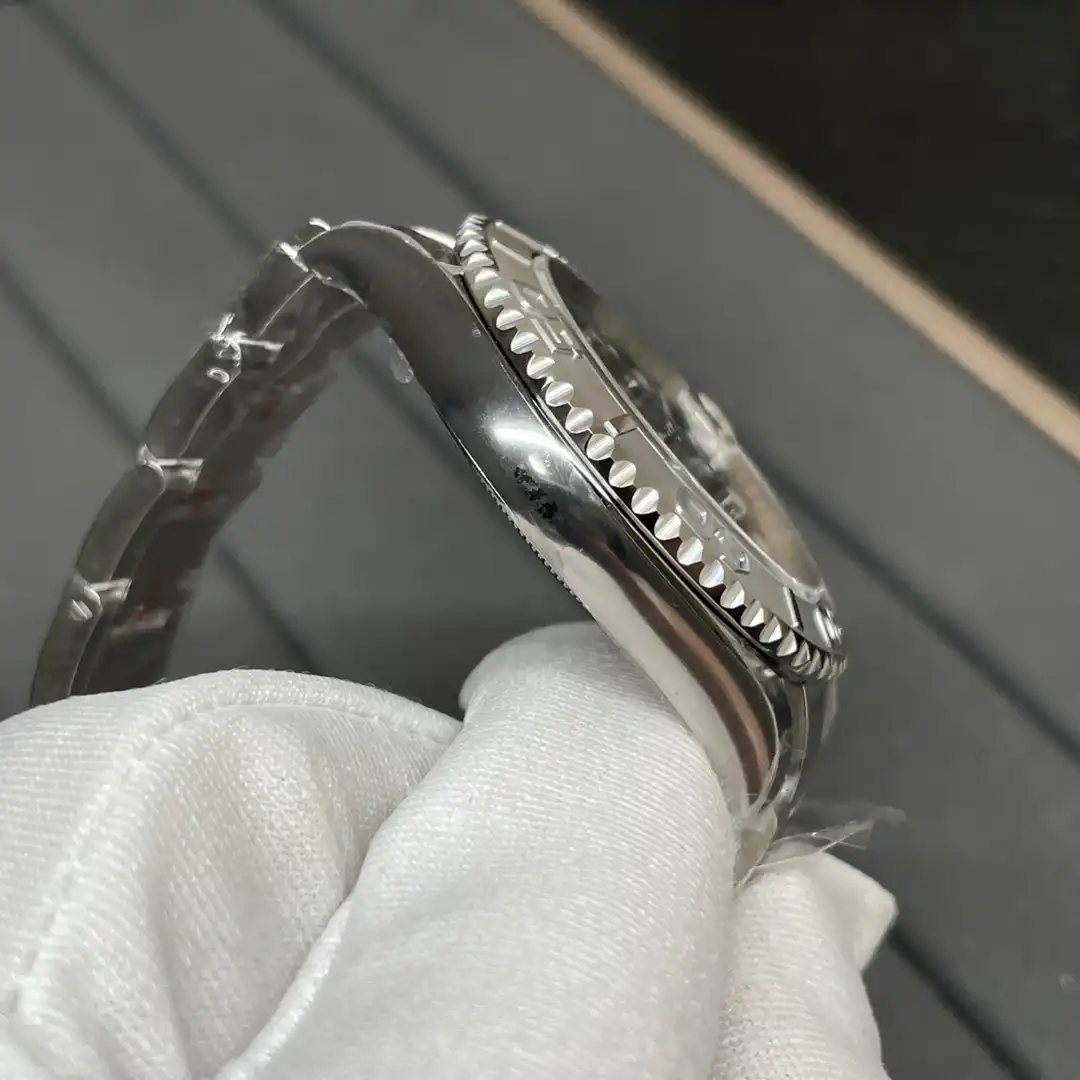 Yacht-Master 126622 Nachbau 40mm — Krone und Gehäuse Detail