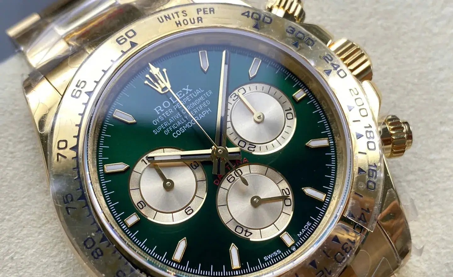 Rolex Daytona 126508 Zifferblatt-Detail mit Champagner-Subdials und rotem Daytona-Schriftzug