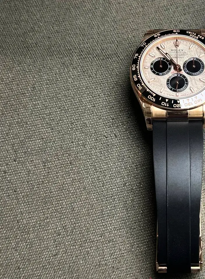 Rolex Daytona Super Klon 126515LN, Schrägansicht in Everose-Gold mit Oysterflex am Bandanstoss