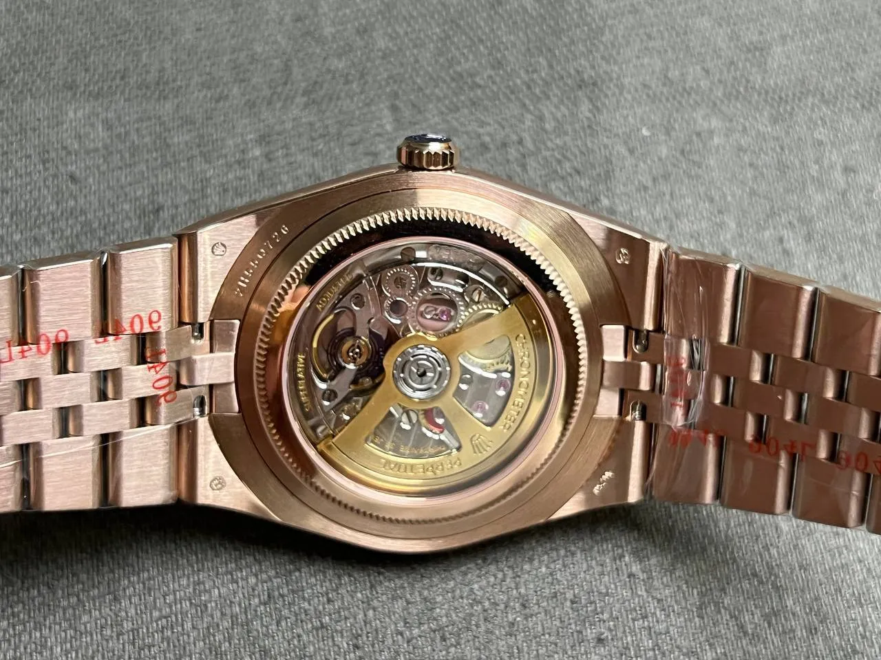 Rolex Land-Dweller 127335 1:1 Replica Zifferblatt in intensivweiß — Gehäusebodendetail