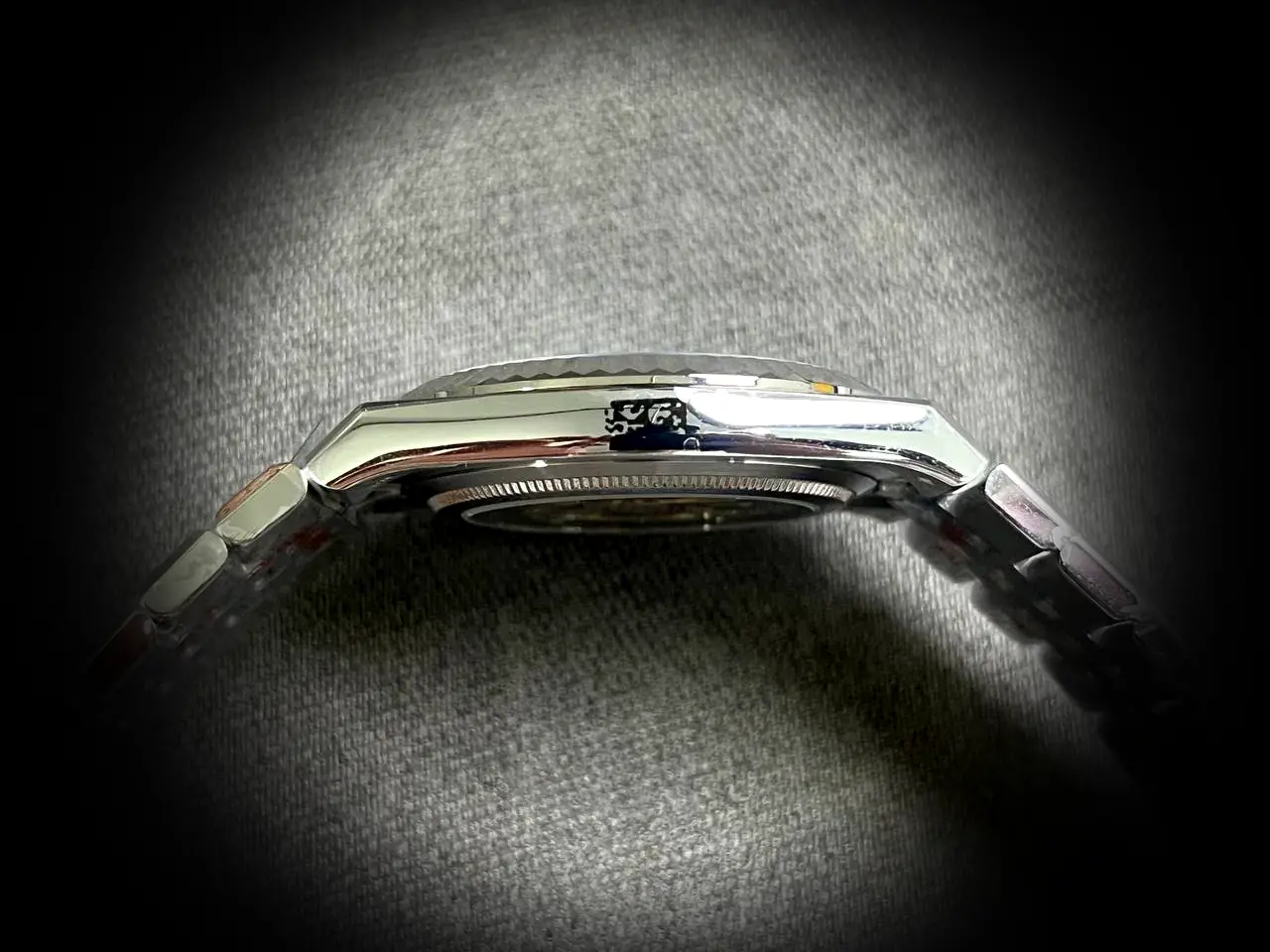 Land-Dweller 127336 1:1 Super Clone Zifferblatt in eisblau — Gehäusebodendetail