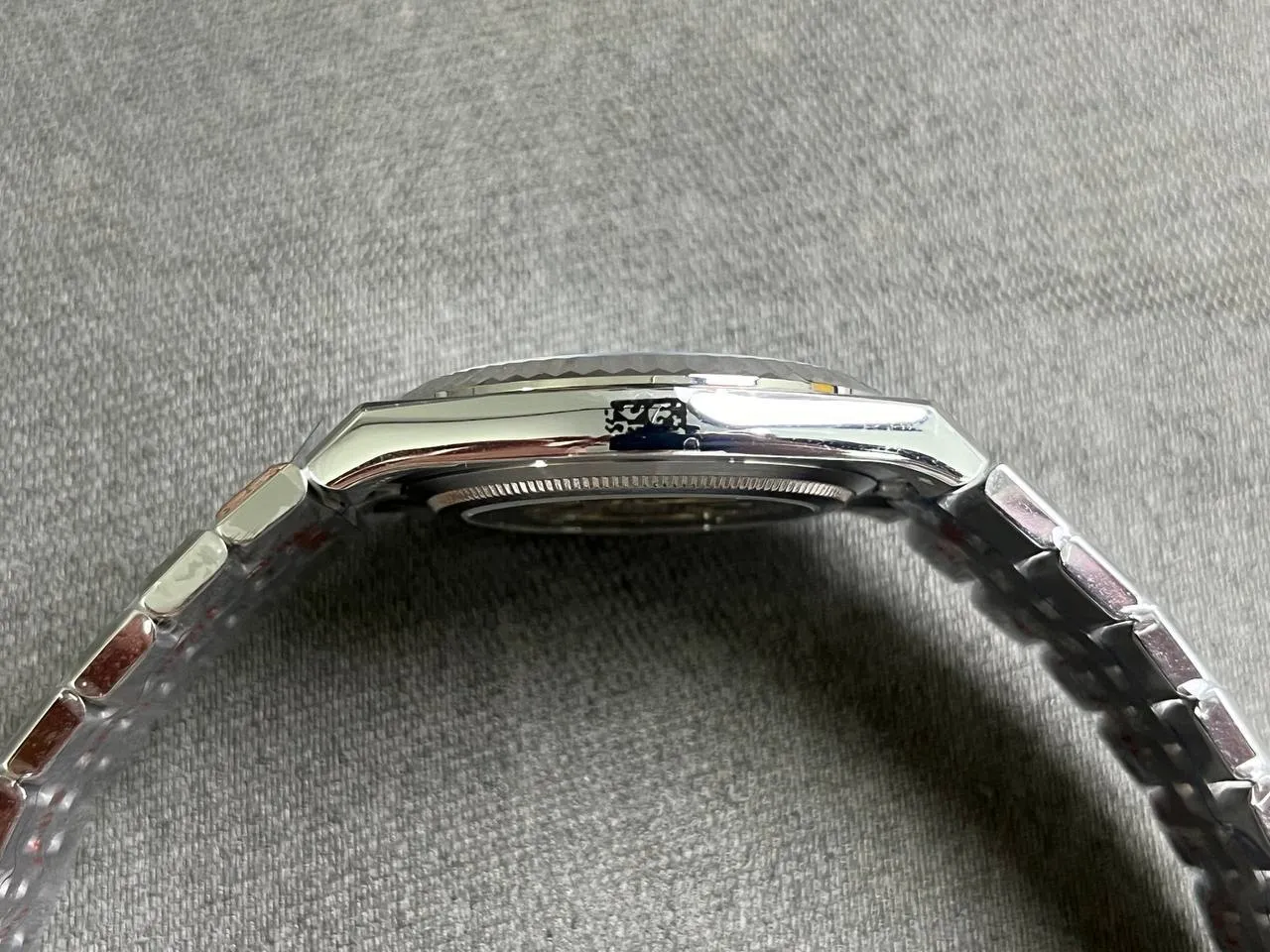 Land-Dweller 127336 Nachbau Zifferblatt in eisblau — Gehäusebodendetail