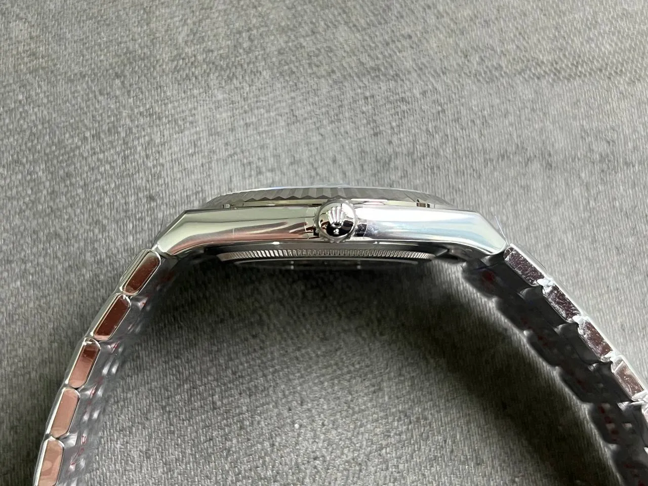 Rolex Land-Dweller 127336 Super Clone Replica 40mm — Handgelenksaufnahme