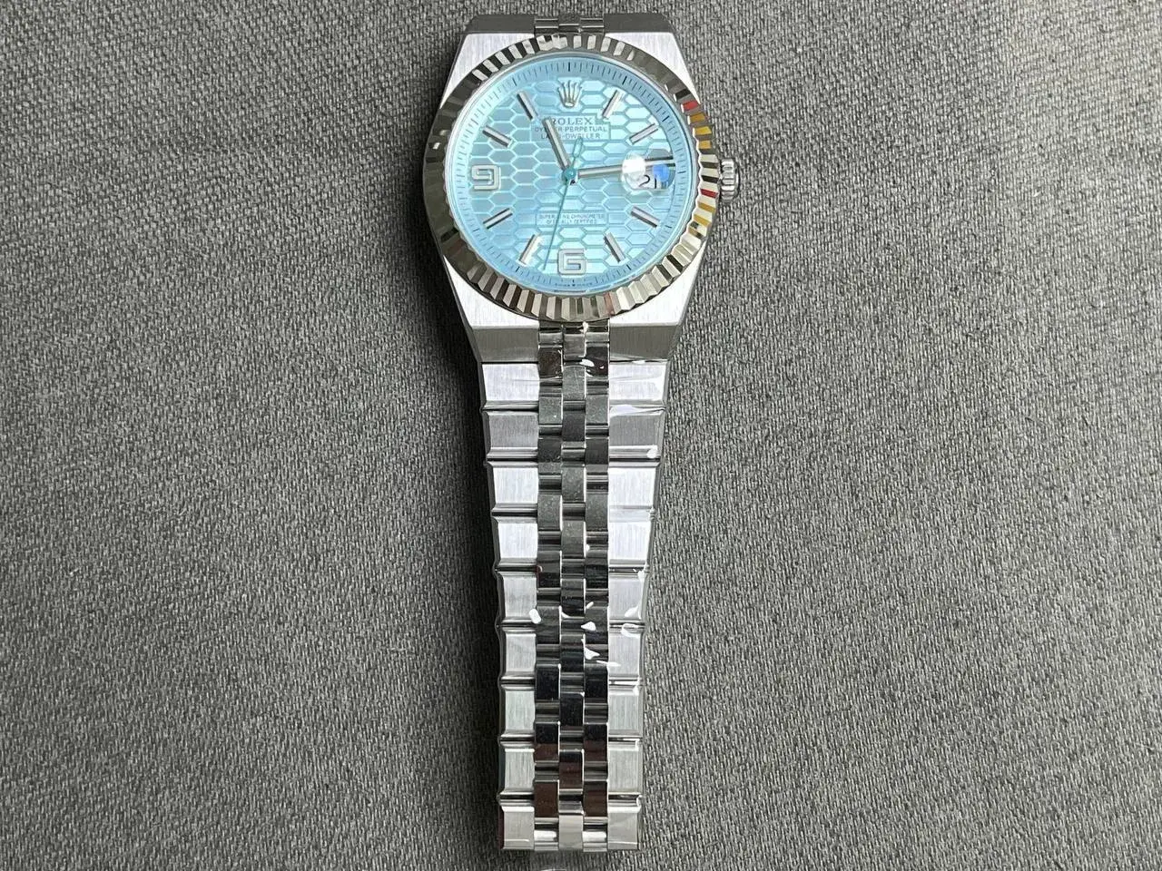 Land-Dweller 127336 Klon 40mm — Zifferblatt-Nahaufnahme