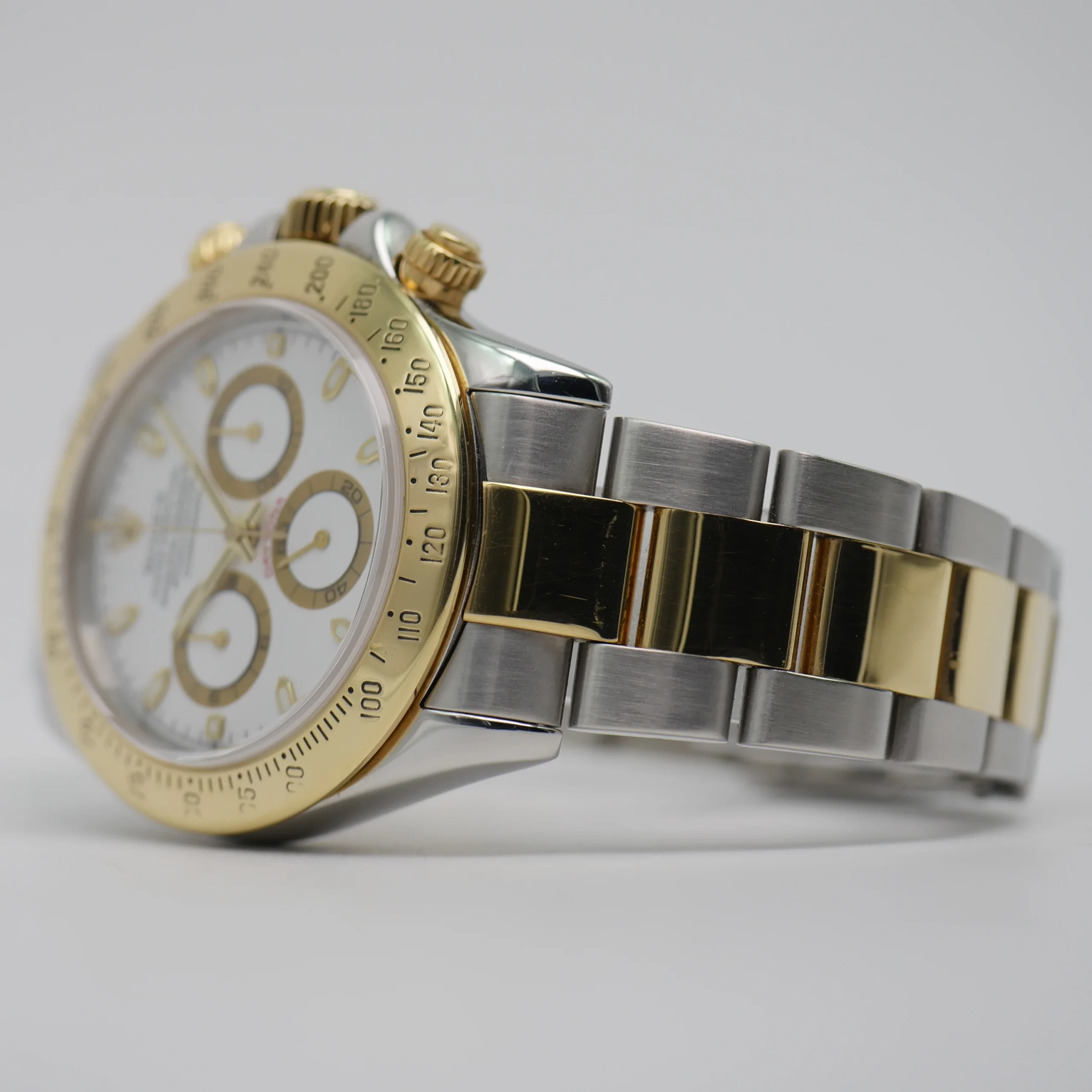 Rolex Daytona Klon 116523, seitliche Ansicht des Stahl-Gold-Gehäuses