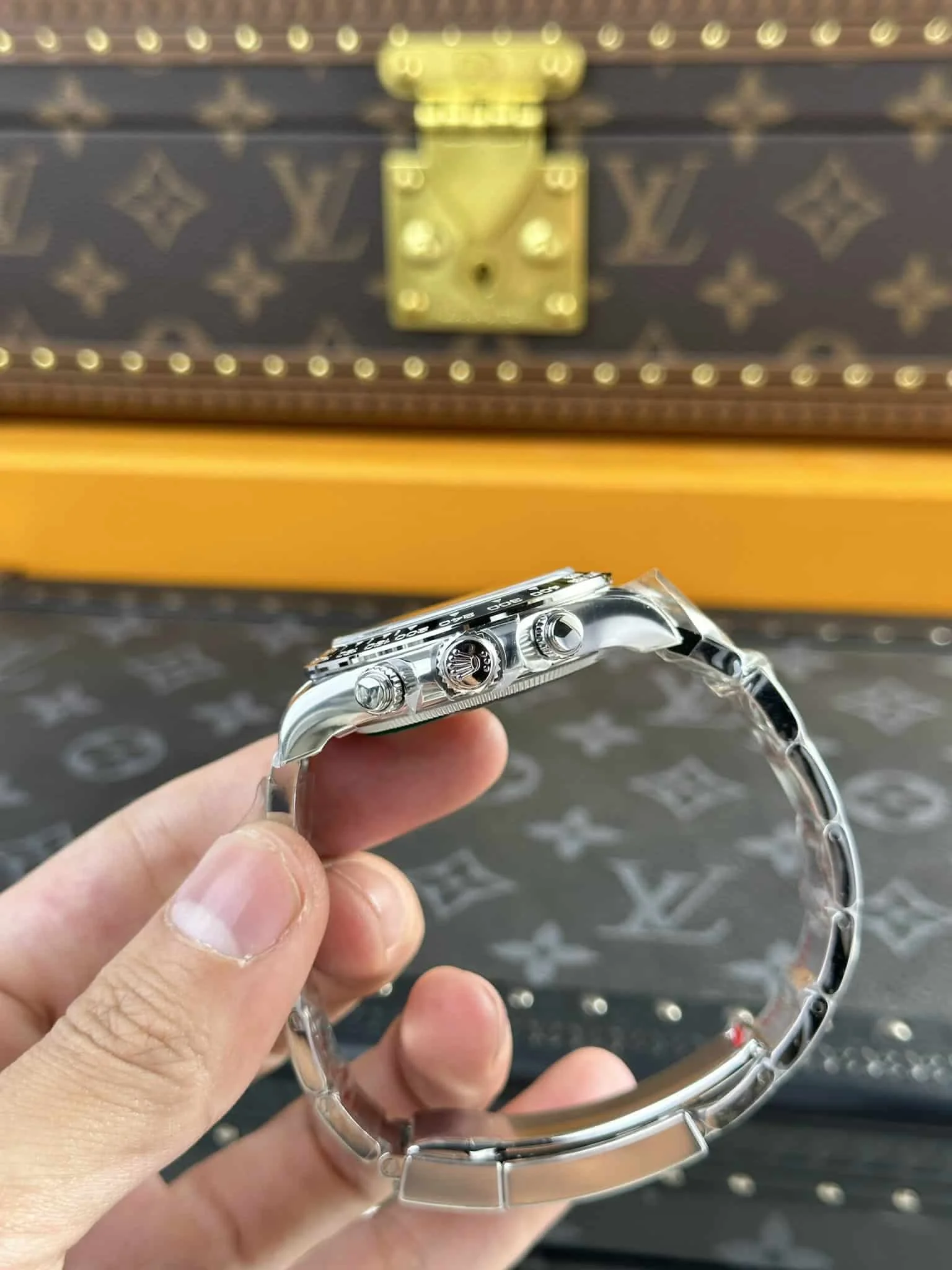 Rolex Daytona Super Clone 126500LN Panda, Krone und Chronographen-Drücker in Nahaufnahme