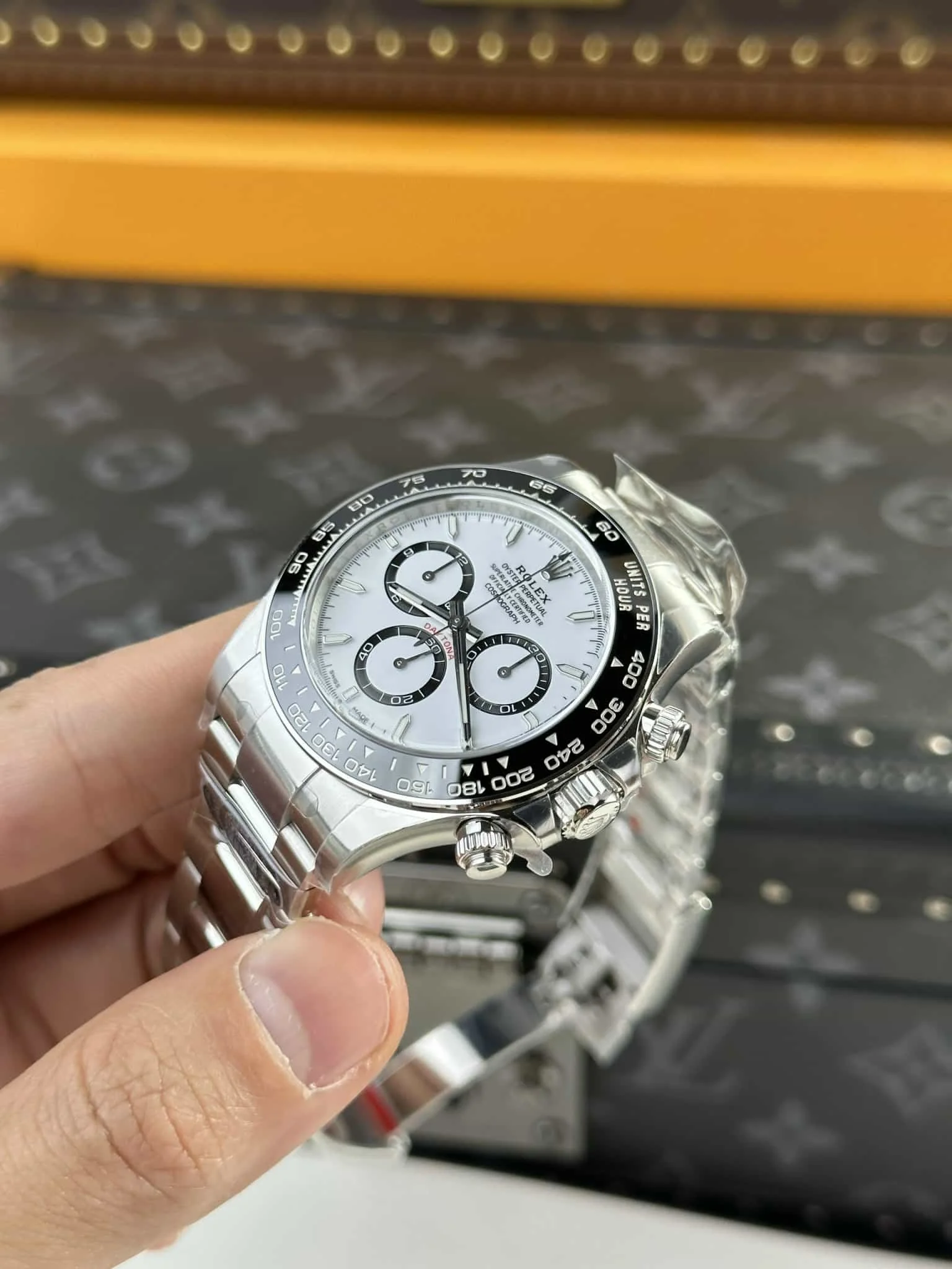Rolex Daytona Super Clone 126500LN Panda, Seitenansicht mit Krone und Chronographen-Drückern