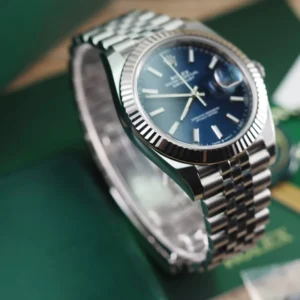 Rolex Datejust 41mm Blau Zifferblatt 126334 Jubilee Automatikuhr - Am Handgelenk
