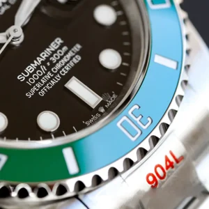 Rolex Submariner 41mm Zifferblatt Schwarz Gruen Luenette 126610 Taucheruhr - Gehaeuse Ansicht