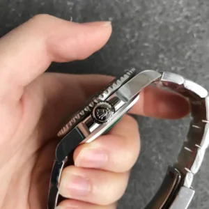 Rolex Submariner 41mm Zifferblatt Schwarz with Gruen Luenette 126610 Taucheruhr - Gehaeuse Ansicht