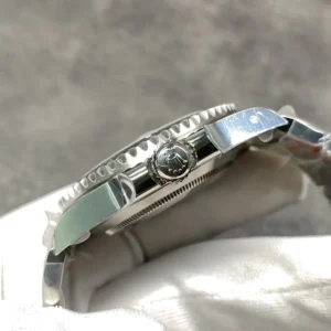 Rolex Submariner Blackwater Ghost 116610 Schwarz Zifferblatt Taucheruhr - Krone und Luenette