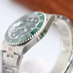 Rolex Submariner SUB 116610 40mm Gruen Zifferblatt Taucheruhr - Gehaeuse Ansicht
