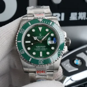 Rolex Submariner SUB 116610 Gruen Zifferblatt Taucheruhr - Am Handgelenk