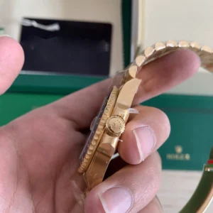 Rolex GMT-Master II 40 mm Schwarz Dial 126718GRNR GMT Uhr - Produktbild - Bild 3